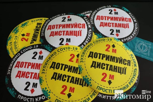 Мер Житомира показав наліпки, які скоро з