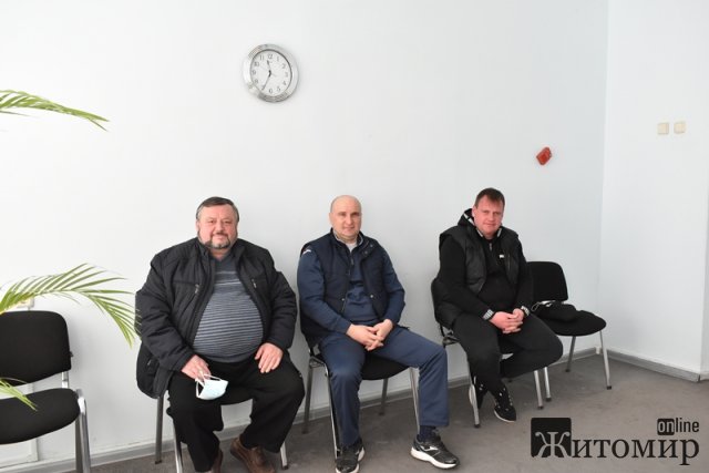 В одному з міст Житомирської області служби таксі возитимуть медперсонал зранку та увечері безкоштовно