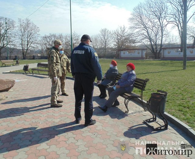 У трьох містах Житомирської області поліцейські патрулюють вулиці разом з військовими служби правопорядку
