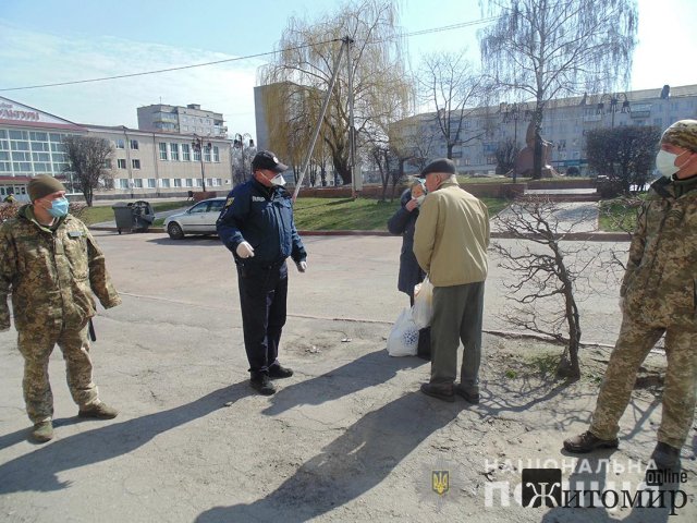 У трьох містах Житомирської області поліцейські патрулюють вулиці разом з військовими служби правопорядку