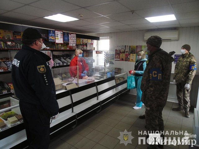 У трьох містах Житомирської області поліцейські патрулюють вулиці разом з військовими служби правопорядку