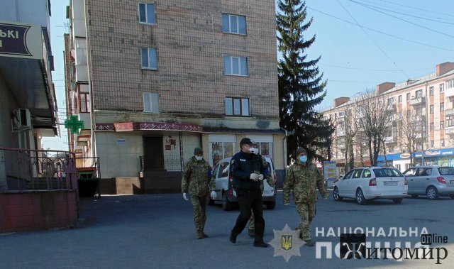 У трьох містах Житомирської області поліцейські патрулюють вулиці разом з військовими служби правопорядку