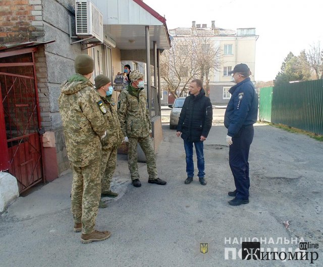 У трьох містах Житомирської області поліцейські патрулюють вулиці разом з військовими служби правопорядку