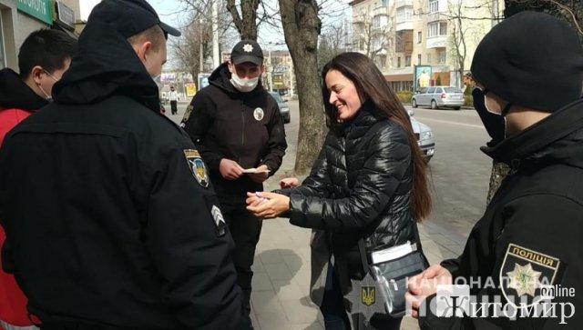  У Житомирі правоохоронці та волонтери попереджали містян про недопущення поширення інфекції. ФОТО