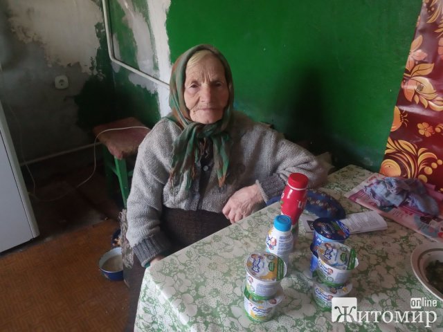 На Житомирщині представники благодійного фонду розвезли літнім людям три тонни молочних продуктів. ФОТО