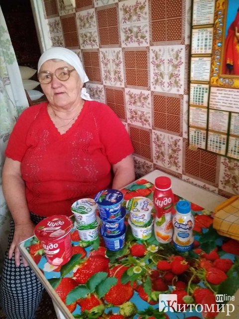 На Житомирщині представники благодійного фонду розвезли літнім людям три тонни молочних продуктів. ФОТО
