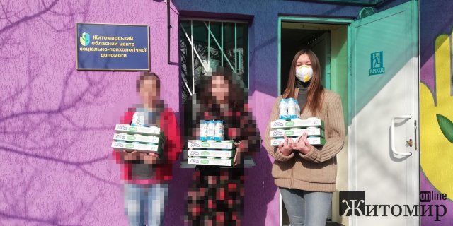 На Житомирщині представники благодійного фонду розвезли літнім людям три тонни молочних продуктів. ФОТО