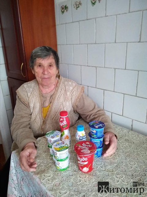 На Житомирщині представники благодійного фонду розвезли літнім людям три тонни молочних продуктів. ФОТО