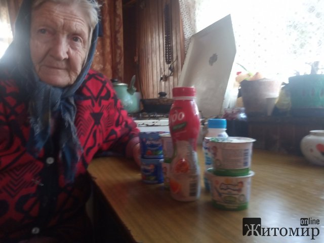 На Житомирщині представники благодійного фонду розвезли літнім людям три тонни молочних продуктів. ФОТО
