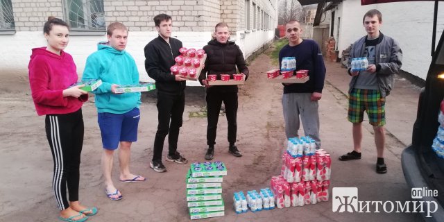 На Житомирщині представники благодійного фонду розвезли літнім людям три тонни молочних продуктів. ФОТО