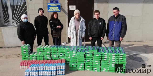 На Житомирщині представники благодійного фонду розвезли літнім людям три тонни молочних продуктів. ФОТО