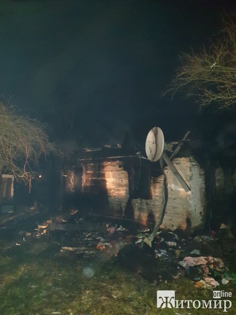 У селі Житомирської області на пожежі загинула маленька дитина, її 3-річну сестричку врятував сусід. ФОТО
