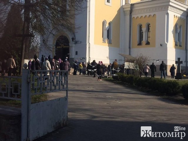 На Житомирщині московські єпархії продовжують вести багатолюдні служби. ФОТО