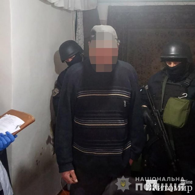  У помешканні жителя Житомирської області поліцейські виявили автомат, гвинтівки та набої. ФОТО