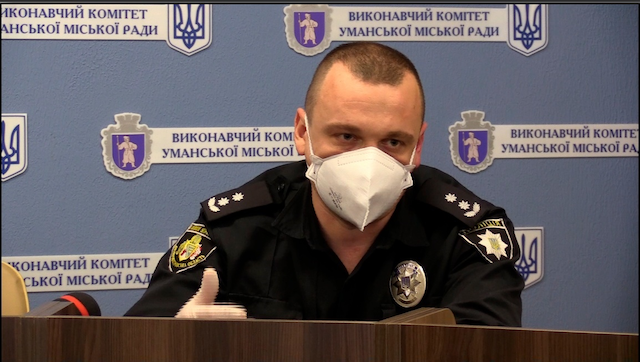 В Умані копам видали захисні костюми - шоломи, халати, маски й рукавички. Поліцейські опитують всіх мешканців В Умані копам видали захисні костюми - шоломи, халати, маски й рукавички. Поліцейські опитують всіх мешканців