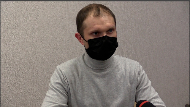 В Умані копам видали захисні костюми - шоломи, халати, маски й рукавички. Поліцейські опитують всіх мешканців В Умані копам видали захисні костюми - шоломи, халати, маски й рукавички. Поліцейські опитують всіх мешканців
