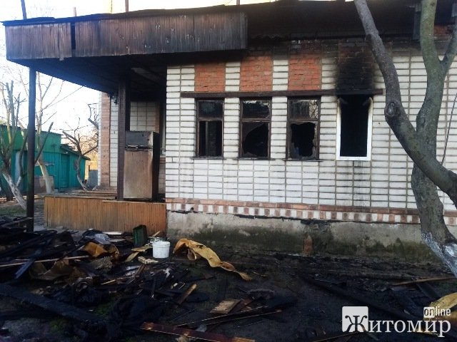 Неподалік Житомира горів будинок, в якому були заблоковані мати з сином Неподалік Житомира горів будинок, в якому були заблоковані мати з сином