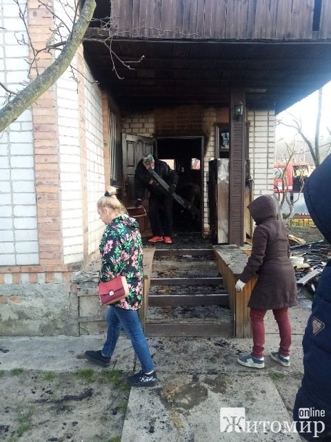 Неподалік Житомира горів будинок, в якому були заблоковані мати з сином Неподалік Житомира горів будинок, в якому були заблоковані мати з сином