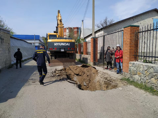 Вірних УПЦ МП віднаджують від церков комендантською годиною і риттям траншей Вірних УПЦ МП віднаджують від церков комендантською годиною і риттям траншей