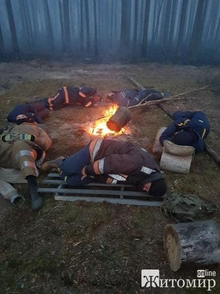 На сирій землі та біля багаття - як сплять рятувальники, що гасять лісові пожежі. ФОТО На сирій землі та біля багаття - як сплять рятувальники, що гасять лісові пожежі. ФОТО