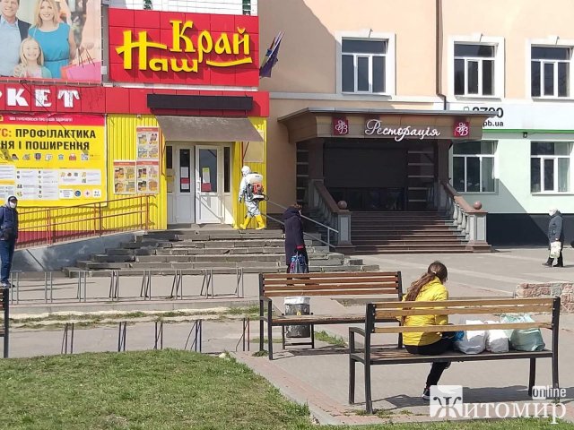 В Андрушівці працівники ДСНС дезінфікують дороги, тротуари та приміщення. ФОТО
