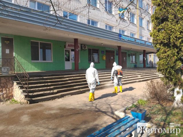 В Андрушівці працівники ДСНС дезінфікують дороги, тротуари та приміщення. ФОТО