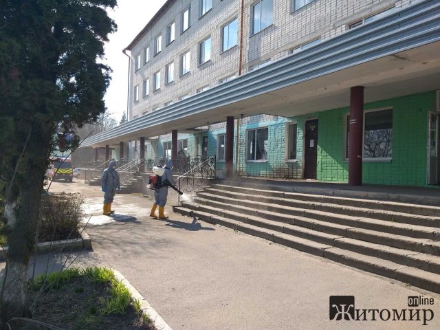 В Андрушівці працівники ДСНС дезінфікують дороги, тротуари та приміщення. ФОТО