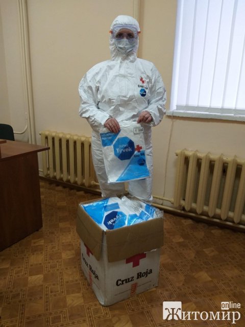 Житомирський центр первинної медико-санітарної допомоги отримав 40 захисних костюмів. ФОТО