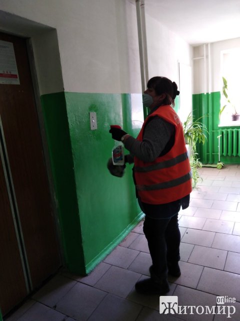 Як у Житомирі проводиться дезінфекція в будинках. ФОТО