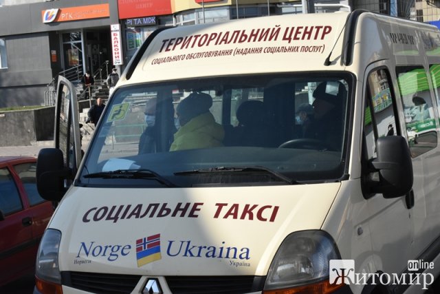 Як в Коростені волонтери розвозять продукти одинокими пенсіонерам. ФОТО
