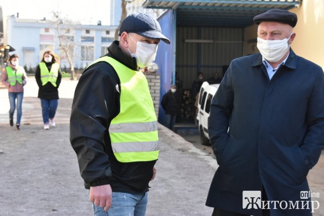 Як в Коростені волонтери розвозять продукти одинокими пенсіонерам. ФОТО