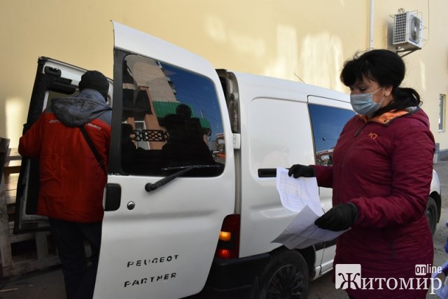 Як в Коростені волонтери розвозять продукти одинокими пенсіонерам. ФОТО