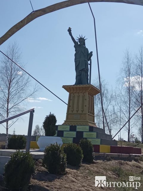 У селі Житомирської області встановили міні-копію американської статуї Свободи