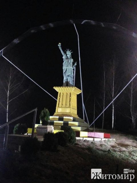У селі Житомирської області встановили міні-копію американської статуї Свободи