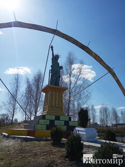 У селі Житомирської області встановили міні-копію американської статуї Свободи