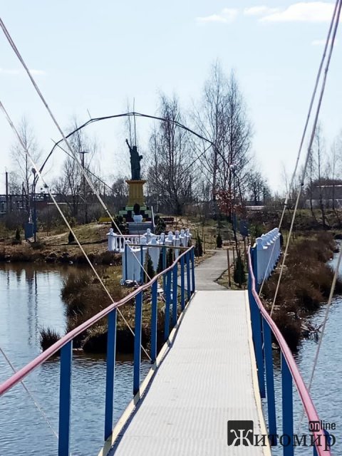 У селі Житомирської області встановили міні-копію американської статуї Свободи
