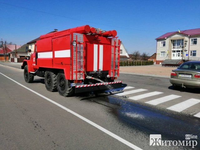 Як у селищі Житомирської області проводять дезінфекцію. ФОТО