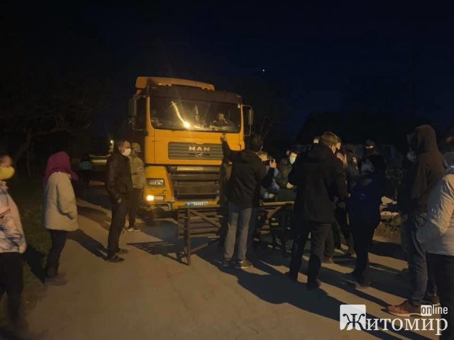 У селі поблизу Житомира люди перекривали дорогу та зупиняли вантажівки з ґрунтом. ФОТО