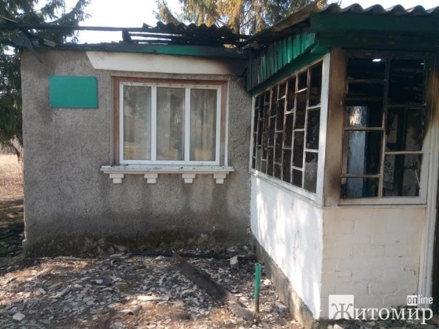 У селі Житомирської області згоріла частина адмінприміщення. ФОТО