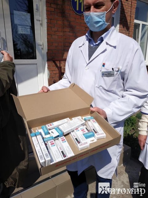  Волонтерка Толмачова та ГО "Дім ветерана" передали житомирському інфекційному відділенню маски, захисні щитки та електронні термометри