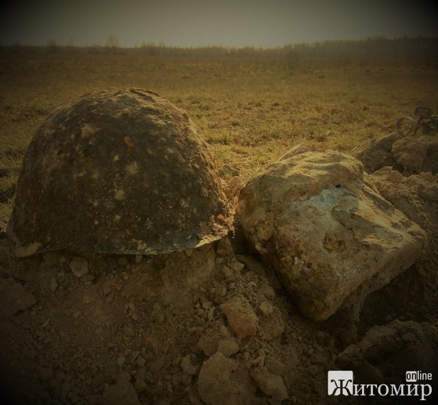 У Житомирській області пошуківці поруч із рештками солдата виявили протигаз, залишки газети та медальйон. ФОТО