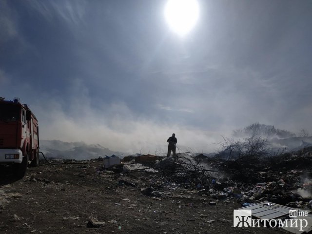 У місті Житомирської області рятувальники два дні гасили сміттєзвалище. ФОТО
