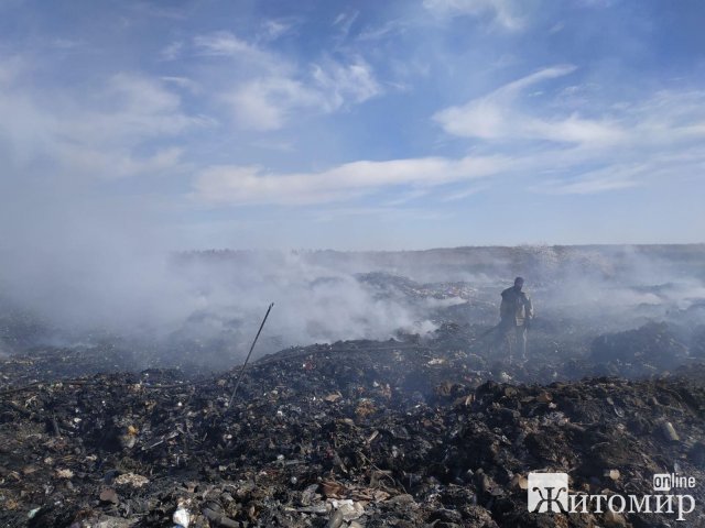 У місті Житомирської області рятувальники два дні гасили сміттєзвалище. ФОТО