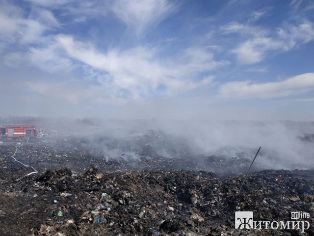 У місті Житомирської області рятувальники два дні гасили сміттєзвалище. ФОТО