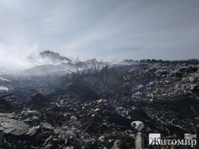 У місті Житомирської області рятувальники два дні гасили сміттєзвалище. ФОТО