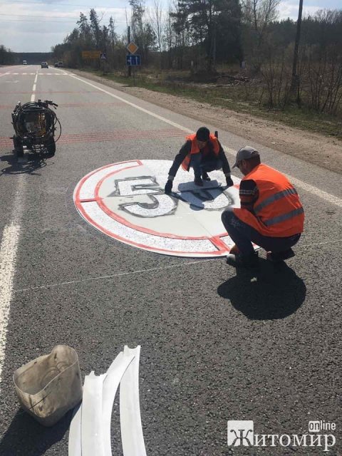 У напрямку Бердичева шляховики наносять дорожню розмітку: "Обмеження швидкості" та "Пішохідний перехід". ФОТО
