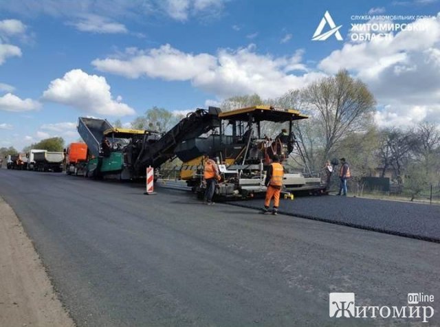  На дорозі в напрямку Черняхова почали влаштовувати другий шар покриття. ФОТО
