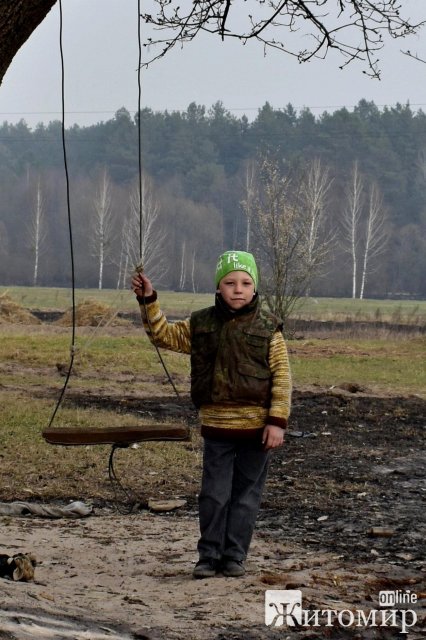 Вчителька вивезла з палаючого села Овруцького району двох дітей, які стояли в канаві по коліна у воді. ФОТО