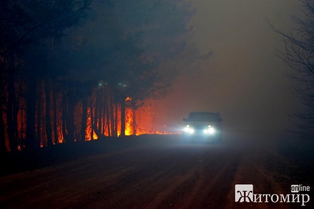 Вчителька вивезла з палаючого села Овруцького району двох дітей, які стояли в канаві по коліна у воді. ФОТО
