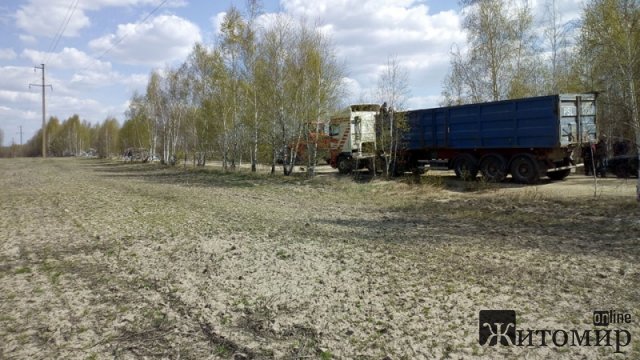 Сто тонн львівського сміття, яке вантажівки вигрузили на околиці села Житомирської області, прибрали. ФОТО